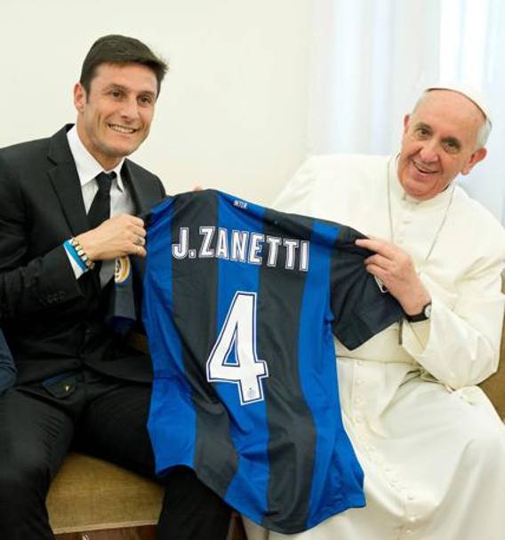 Javier Zanetti ha regalato la sua &#39;4&#39; anche a Papa Francesco in occasione dei 100 giorni di pontificato di Bergoglio. LaPresse